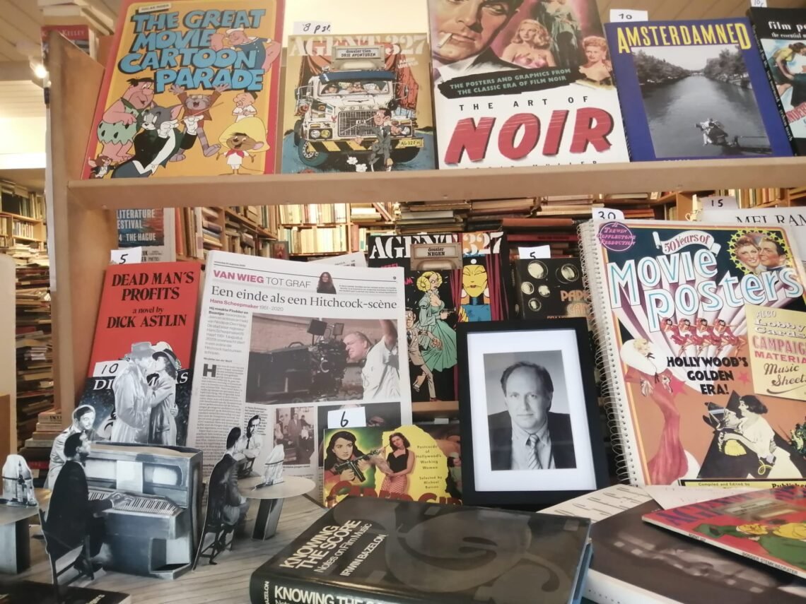 Deze week zetten we de spotlights op een bijzondere schenking aan Colette: de collectie van regisseur Hans Scheepmaker. Kom langs en neem een kijkje in onze etalage.

Hans was regisseur van befaamde films en series zoals Grijpstra en de Gier, Baantjer, Flodder... (1)