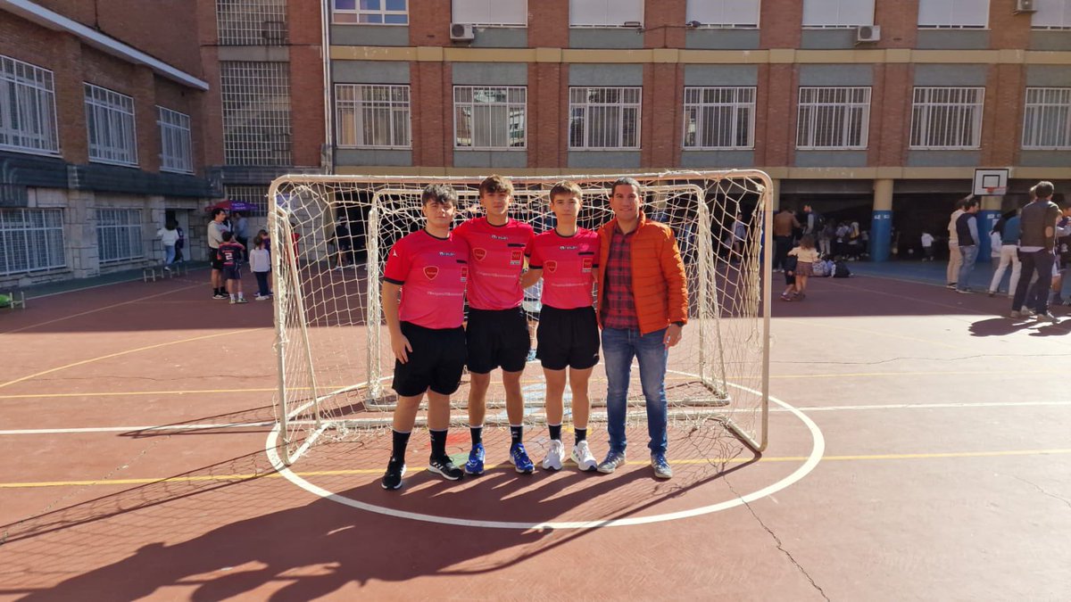 fedmadridbm's tweet photo. 📡✌🏻| Fin de semana repleto de actividad para nuestros árbitros del CTA

👏🏻Presentes en Torneo organizado por @BalonmanoMene, en el Torneo BAMAREN juvenil femenino y como parte del programa de promoción de Valores y Fair Play en colaboración con los clubes madrileños. 🥵💪🏼 https://t.co/rmyC90clLx
