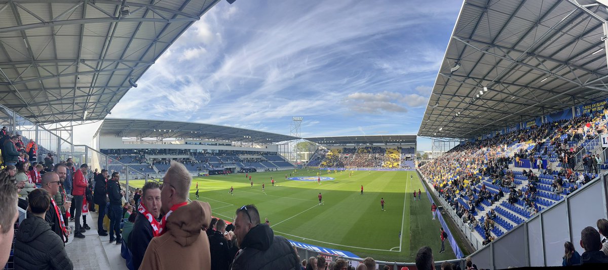 Berrt89's tweet photo. Cambuur - FC Emmen #camemm https://t.co/cAOHaiMV5E