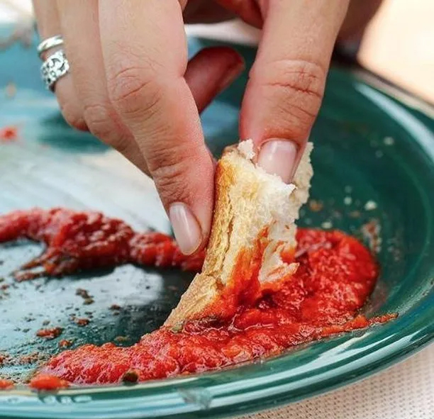 Co to znaczy „Fare la scarpetta”? To dosłownie „zrobić mały bucik” i odnosi się do włoskiej tradycji używania kawałka chleba, by zebrać resztki sosu lub jedzenia z talerza po skończonym posiłku. Jest to wyraz szacunku dla smaku potrawy i sposób na to, aby nic się nie zmarnowało.