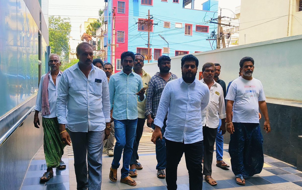 JspAdiDenduluru's tweet photo. దెందులూరులో వివిధ మండలాలకు చెందిన పలువురిని పరామర్శించిన దెందులూరు నియోజకవర్గ జనసేన నాయకులు కొఠారు ఆదిశేషు గారు.

#jspdenduluru #kotarufordenduluru
#denduluru #Janasena #JSPForNewAgePolitics #JSPForBetterSociety #JanasenaPawanKalyan #janasenaparty_updates #kotaruadiseshu https://t.co/Z50iTMoOs5