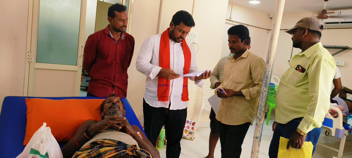 JspAdiDenduluru's tweet photo. దెందులూరులో వివిధ మండలాలకు చెందిన పలువురిని పరామర్శించిన దెందులూరు నియోజకవర్గ జనసేన నాయకులు కొఠారు ఆదిశేషు గారు.

#jspdenduluru #kotarufordenduluru
#denduluru #Janasena #JSPForNewAgePolitics #JSPForBetterSociety #JanasenaPawanKalyan #janasenaparty_updates #kotaruadiseshu https://t.co/Z50iTMoOs5