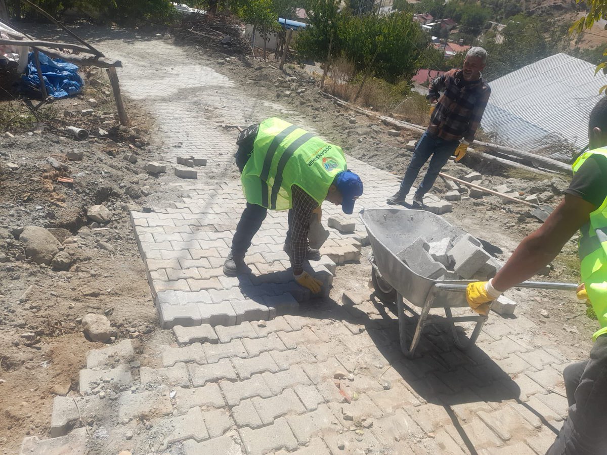 mehmetbayram44's tweet photo. Fen işleri ekiplerimiz;
📍 #Küçüklü Mahallesi Kilitli taş tadilatı
📍 #Sürgü Mahallesi kilitli taş ve kaldırım
📍 Lise ve Ortaokul yolu kaldırım
📍 #Erkenek Mahallesi yol tadilat
çalışmalarımız devam ediyor...
#doğanşehirbelediyesi https://t.co/VC124AEWNa