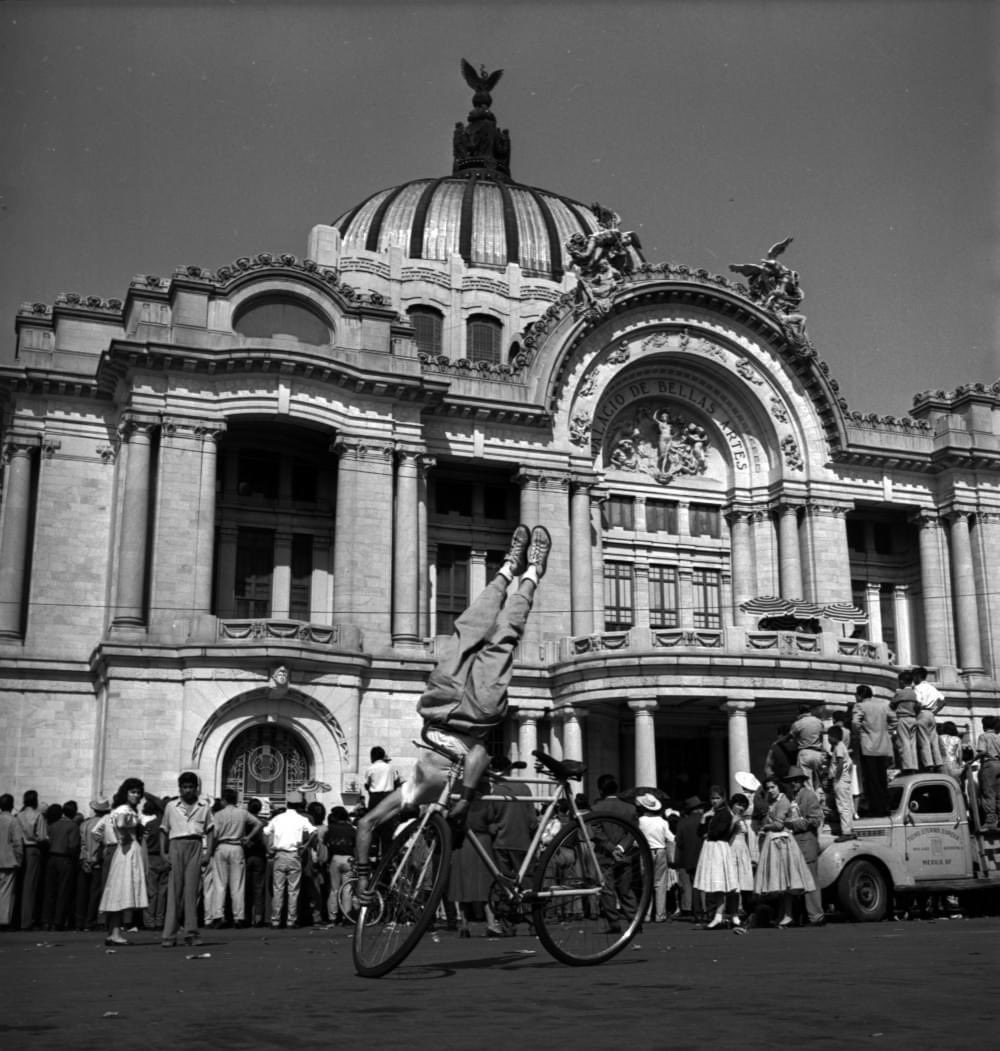 bellasartesinba's tweet photo. Por su valor patrimonial e histórico, el @PalacioOficial fue declarado munumento artístico de la nación en 1987 y forma parte de la declaratoria de Patrimonio de la Humanidad del Centro Histórico de la Ciudad de México por la #UNESCO. ¡Sigamos HOY celebrando el #90AniversarioPBA! 🥳✨