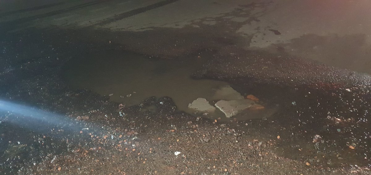 ajitdixit2000's tweet image. गोण्डा ज़रवल फोरलेन पर जगदीश फिलिंग स्टेशन के सामने हाइवे पर पानी के पाइप लाइन लीकेज से बना गड्ढा दे रहा बड़ी दुर्घटना को दावत। अब तक हुए कई चोटहिल। चार पहिया वाहन भी हो सकते है दुर्घटना का शिकार @dmgonda2 @CMOfficeUP @CdoGonda