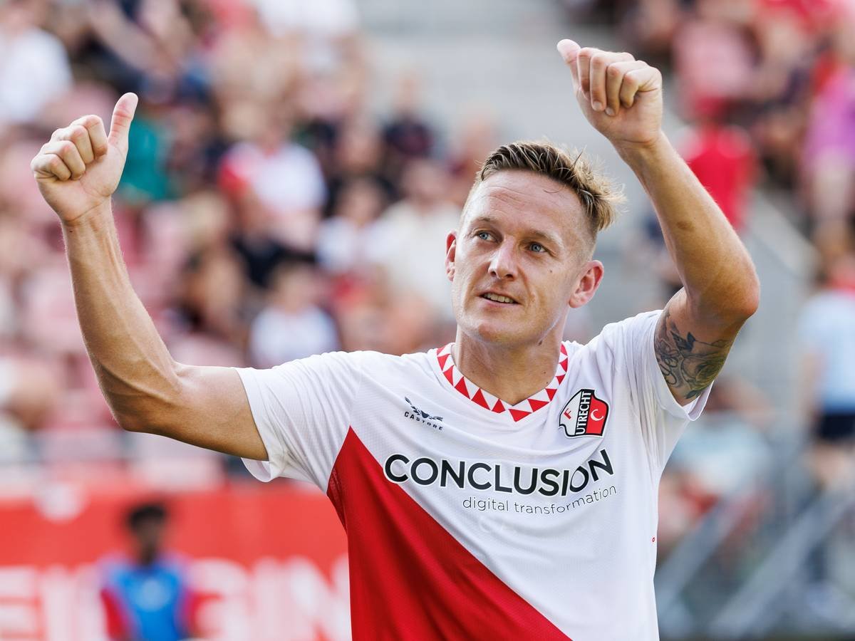 oranjefussball's tweet photo. Zwei Gesichter des #FCUtrecht stehen im Mittelpunkt:
- Cheftrainer Ron #Jans hat heute Geburtstag und ist 66 Jahre alt geworden.
- Der Routinier Jens #Toornstra macht heute sein 450. Eredivisie-Spiel.
#AZUTR https://t.co/bxDKv8Iefi