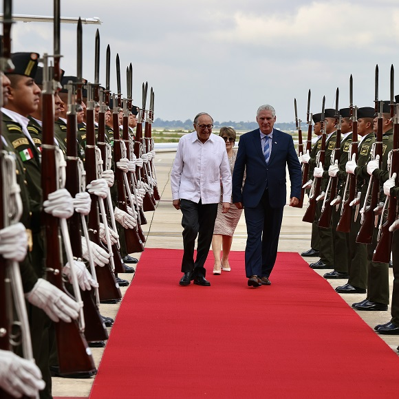 El presidente Miguel Díaz-Canel Bermúdez, llegó en la mañana de este domingo a México, para participar en la toma de posesión de Claudia Sheinbaum, primera mujer en ocupar la jefatura de Estado en la historia de esta hermana nación.