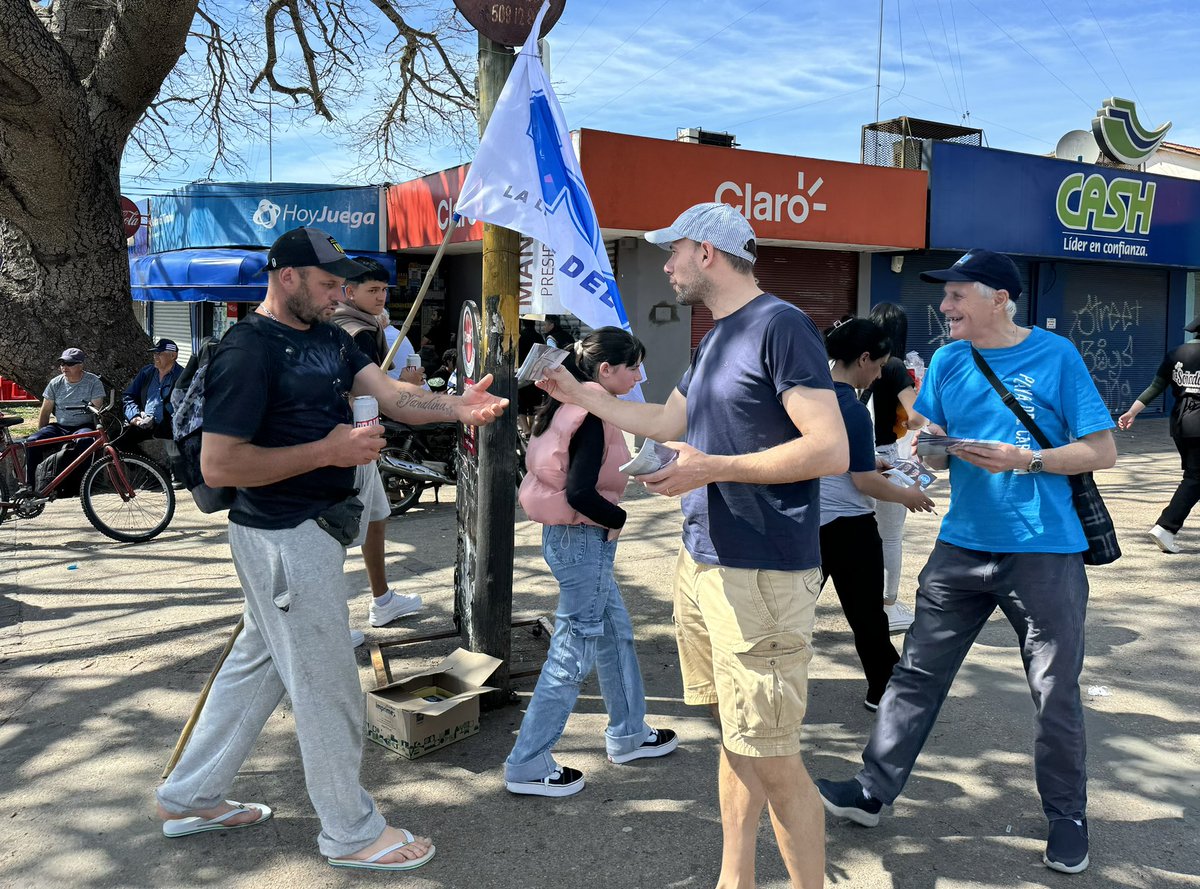 CamilaOlivo_'s tweet photo. Hoy estuvimos en la feria de Piedras Blancas junto a @MartinLemaUy repartiendo la 404 y conversando con los vecinos de la zona!

#ElCorazónDelGobierno https://t.co/a6hK17iHJR