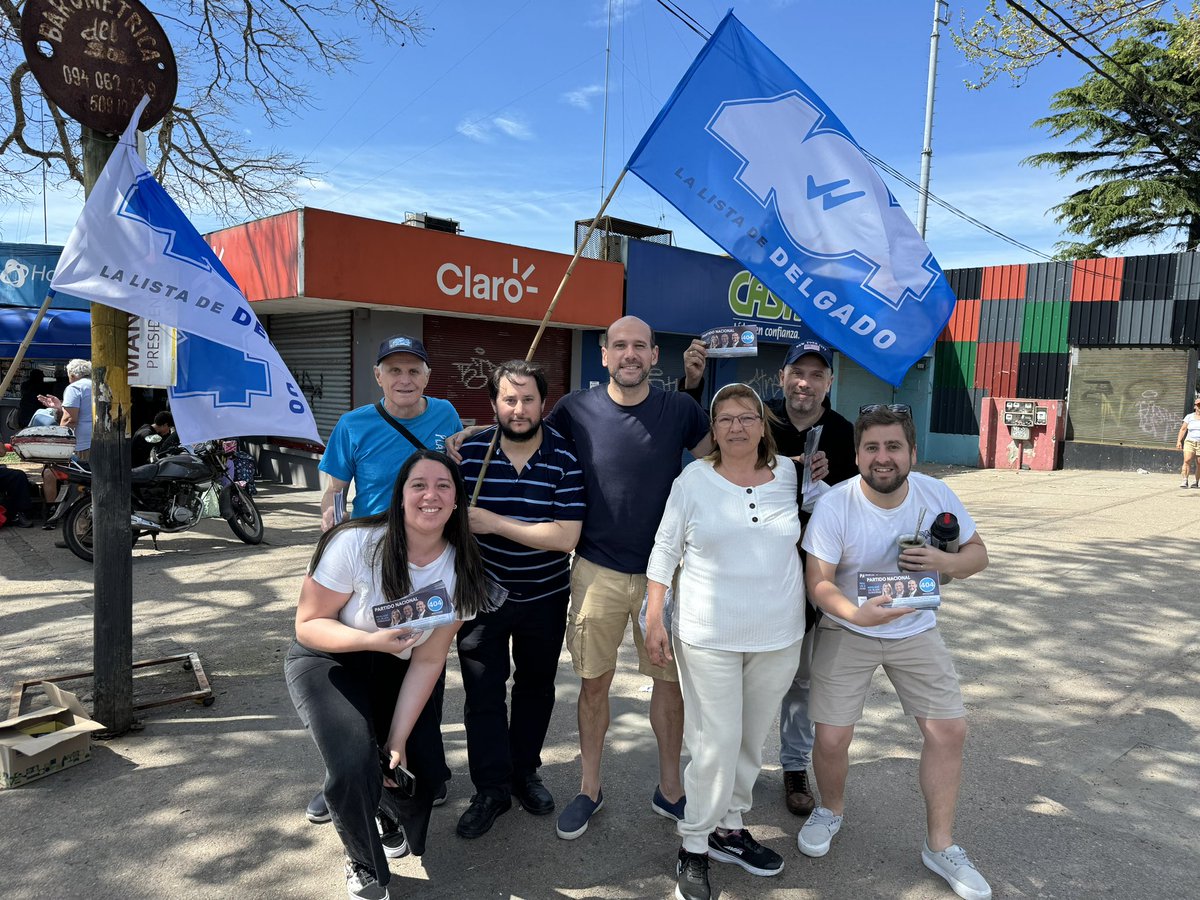 CamilaOlivo_'s tweet photo. Hoy estuvimos en la feria de Piedras Blancas junto a @MartinLemaUy repartiendo la 404 y conversando con los vecinos de la zona!

#ElCorazónDelGobierno https://t.co/a6hK17iHJR