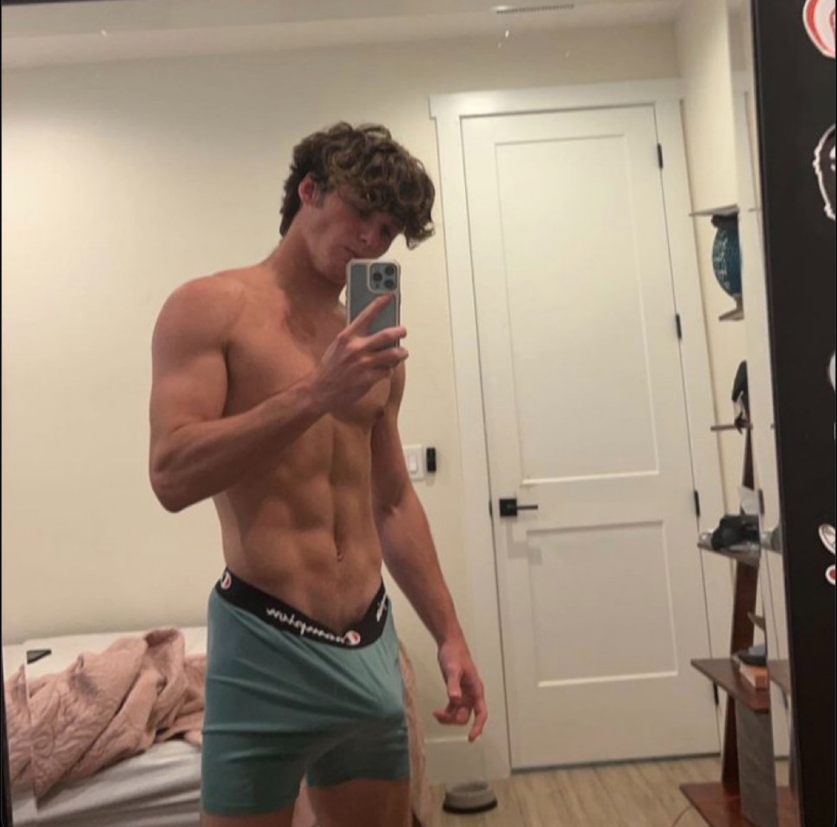 say hi for a full d pic in ur dms 😛