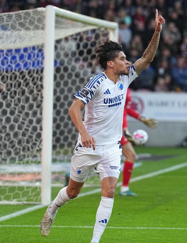 FCKopenhaga_PL's tweet photo. Wygrana na Vejle!

Dziś na Vejle Stadion został rozegrany mecz #sldk gdzie się zakończył Zwycięstwem 2:1 gdzie Gospodarze strzelili pierwsi w 46' a Lwy odpowiedziały w 62' za sprawą gola z karnego Kevina Diksa i 85' Andreasa Corneliusa.

📷: @OscarGarcia1306, Imago
#fcklive https://t.co/h7T5zRoEmI