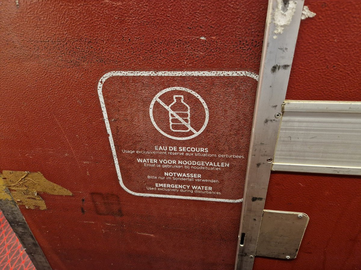 Bijna dag 5. Eurostar verwacht dat het nog lang gaat duren en zet noodwater in.