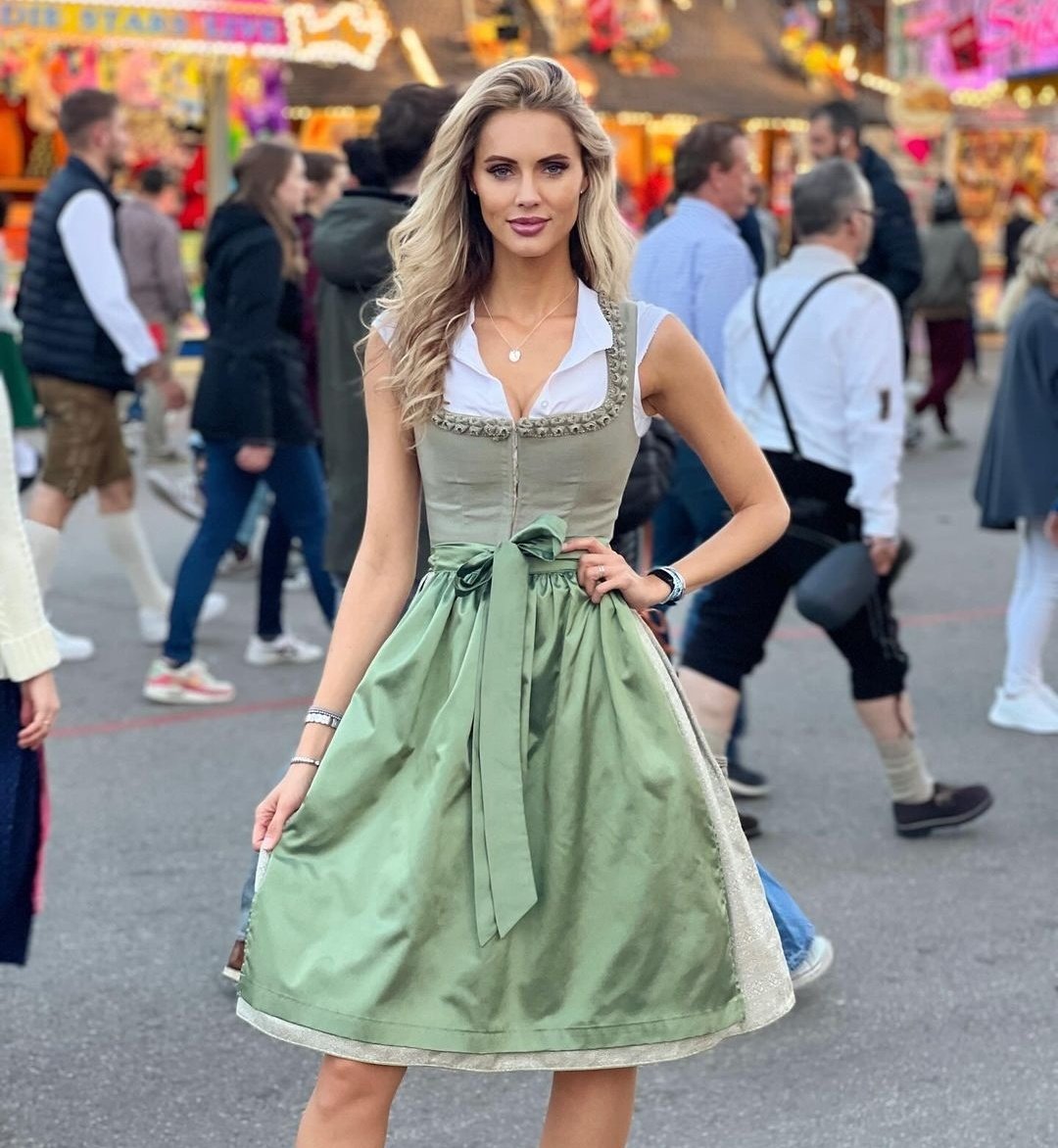 Ayol qolga tushdi va sikildi HD porno oq paypoq