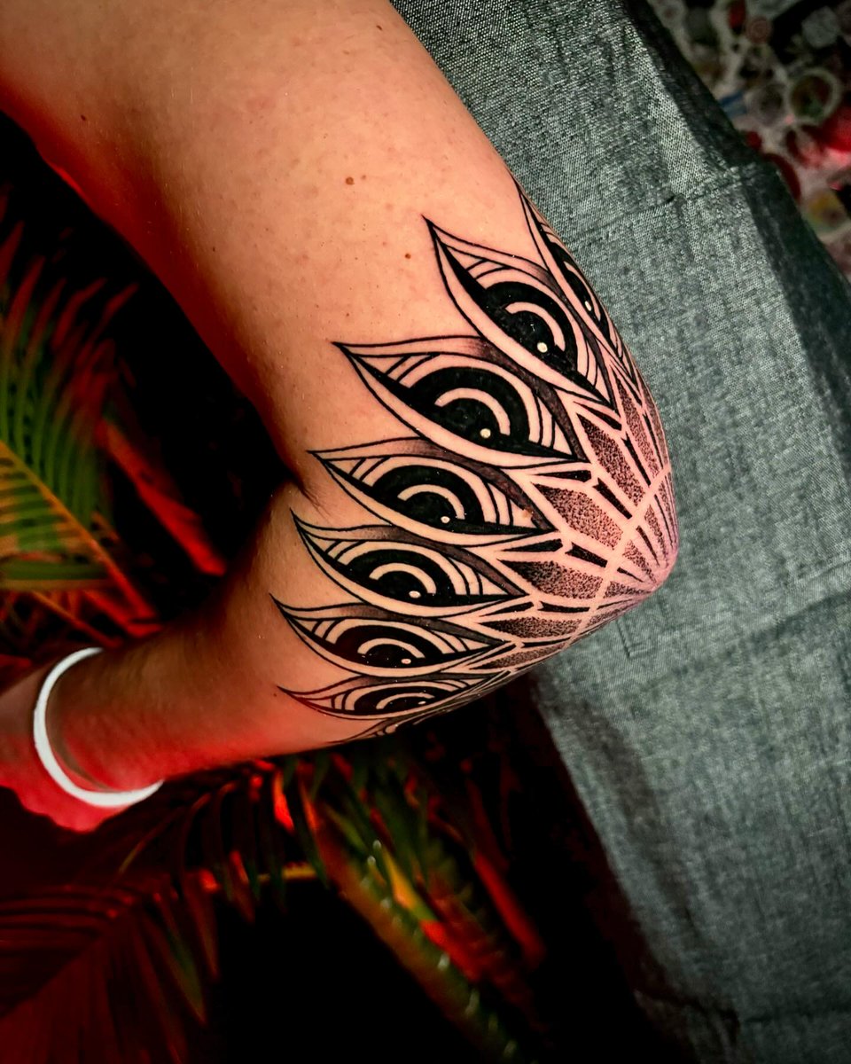 Inspire-se tatuando sem precisar de um significado
.
.
.
.
#OneLifeTattoo #TattooDesigns #UniqueTattoos #Inked #TattooInspiration #TattooIdeas #BodyArt #TattooCulture #TattooArtist #TattooGoals #TattooLovers #MinimalistTattoo #tatuagem