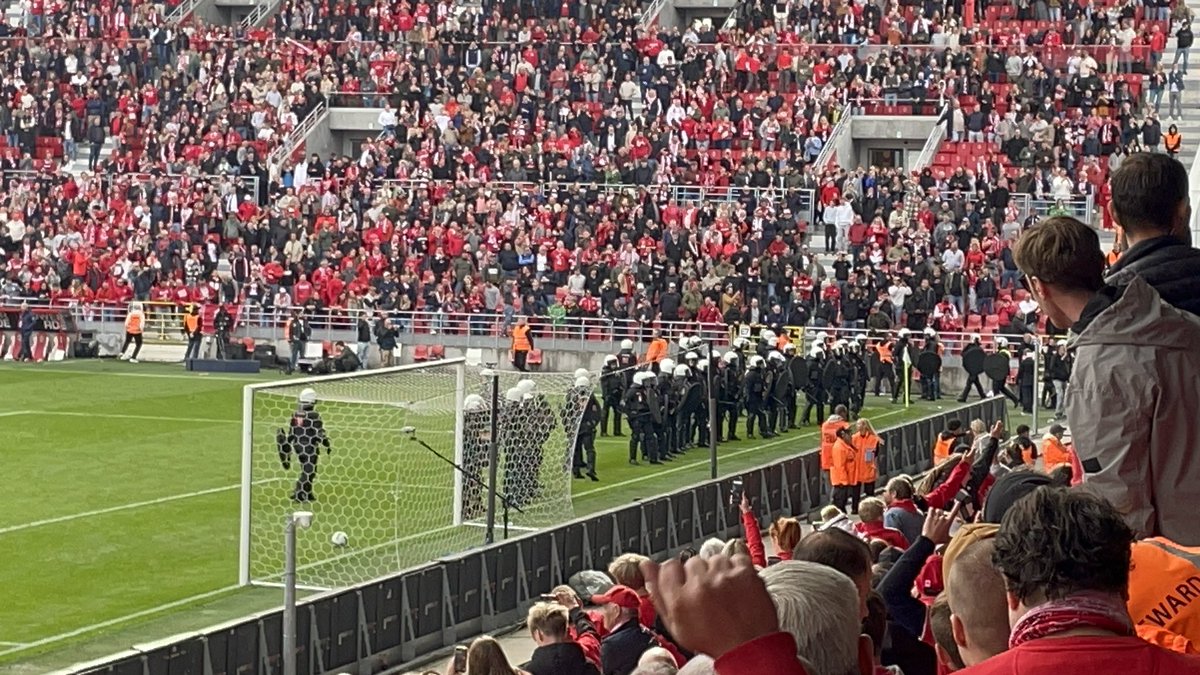 rivalriesworld's tweet photo. Was a hell of a game. Unfortunately the game was abandoned after Beerschot fans decide to stop the game by themselves by throwing fireworks on the field. #beerschot #rafc #antwerp #derby #groundhopping https://t.co/WFbNA3Uyge
