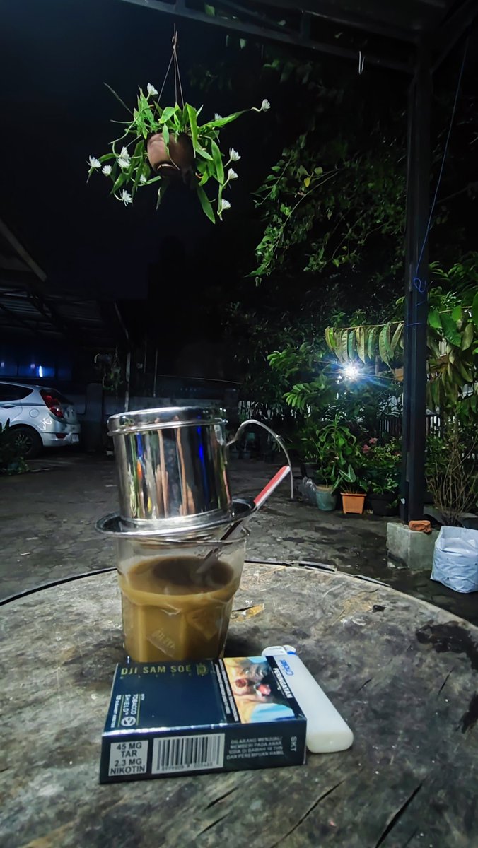 haripape's tweet photo. @rokok_indonesia Menikmati sisa sisa stok https://t.co/rf5tX5wzE9
