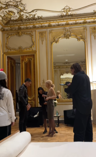 bp886_blink1157's tweet photo. Rosé's Vlog😍✈📏🧢🍜#ROSE #YSL #YSLSS25 #ROSExYSL #ROSExYSLSS25 #Paris2024 #ParisFashionWeek #ParisFashionWeek2024 https://t.co/8QMbETDFEz