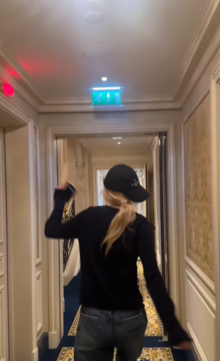 bp886_blink1157's tweet photo. Rosé's Vlog😍✈📏🧢🍜#ROSE #YSL #YSLSS25 #ROSExYSL #ROSExYSLSS25 #Paris2024 #ParisFashionWeek #ParisFashionWeek2024 https://t.co/8QMbETDFEz