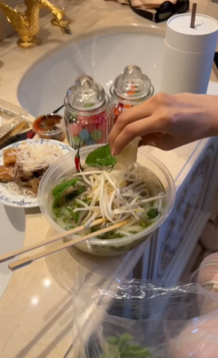 bp886_blink1157's tweet photo. Rosé's Vlog😍✈📏🧢🍜#ROSE #YSL #YSLSS25 #ROSExYSL #ROSExYSLSS25 #Paris2024 #ParisFashionWeek #ParisFashionWeek2024 https://t.co/8QMbETDFEz
