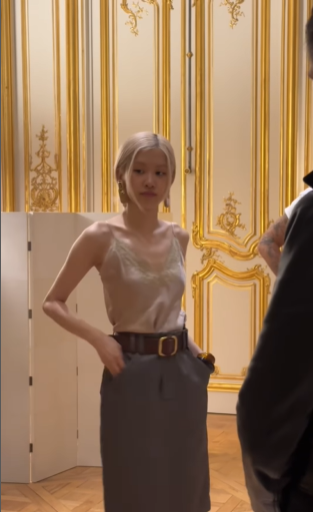 bp886_blink1157's tweet photo. #ROSE #YSL #YSLSS25 #ROSExYSL #ROSExYSLSS25 #Paris2024 #ParisFashionWeek #ParisFashionWeek2024 https://t.co/XIZdgHiNJp