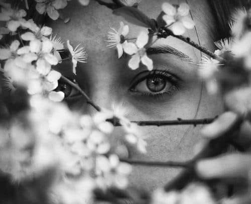 "Hay ojos que miran, -hay ojos que sueñan,
hay ojos que llaman, -hay ojos que esperan,
hay ojos que ríen -risa placentera,
hay ojos que lloran -con llanto de pena,
unos hacia adentro -otros hacia fuera".
Miguel de Unamuno