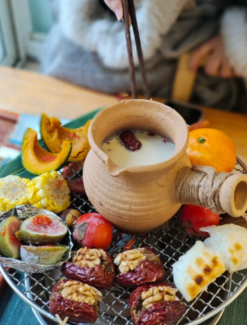 Hashyiuc's tweet image. Experience the hot ginger sugar milk tea with roasted chestnuts, pumpkin, and rice cakes, it’s simply amazing!