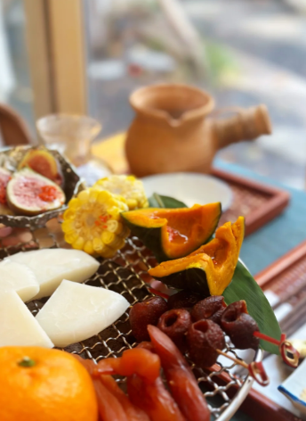 Hashyiuc's tweet image. Experience the hot ginger sugar milk tea with roasted chestnuts, pumpkin, and rice cakes, it’s simply amazing!