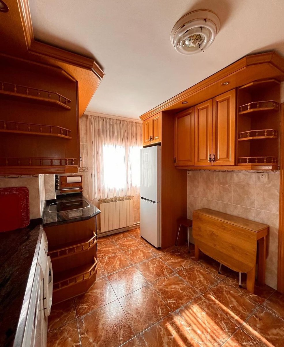 #sevende #piso céntrico en #palencia Está en la calle Valentin Calderón, junto a la calle Mayor. 
OCASIÓN: 96.000 euros.
Tiene 3 dormitorios, salón, cocina y baño. Muy soleado. Si te interesa, llámanos y te llevamos a verlo.