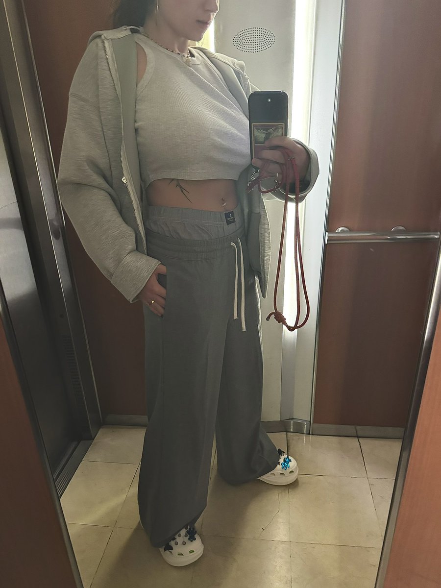 soiiitsa's tweet image. coquette en slibard 🎀 (seule sortie de la journée recup la bouffe #capable)