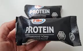 IndigoBubba's tweet photo. @w0tasham3 je to tohle, je to fakt dobré(chutná to jako pribináček obalený v čokoládě), nevím nakolik je proteinová, ale 90% té tyčinky je tvaroh, takže nějaký protein to má https://t.co/yqAVBaJAEV