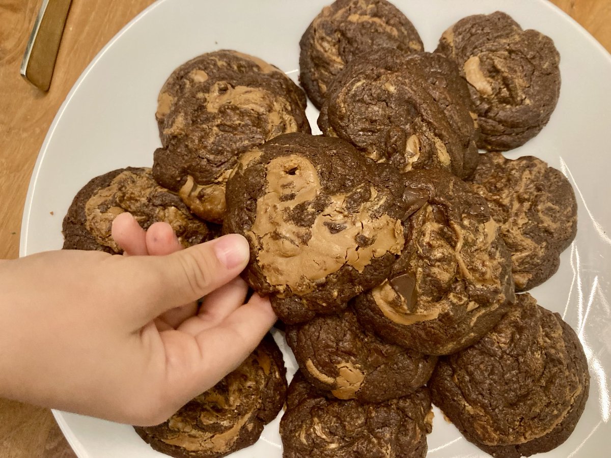 feetoutetrien's tweet image. Et hop voici les cookies tourbillon spéculos du déjà culte #ChaudFroid de ⁦@Owiowiiii⁩
la belgitude du cookie👌
Le + dur dans la recette? Les laisser refroidir et garder les petites mains assez loin pour pouvoir en manger ^^