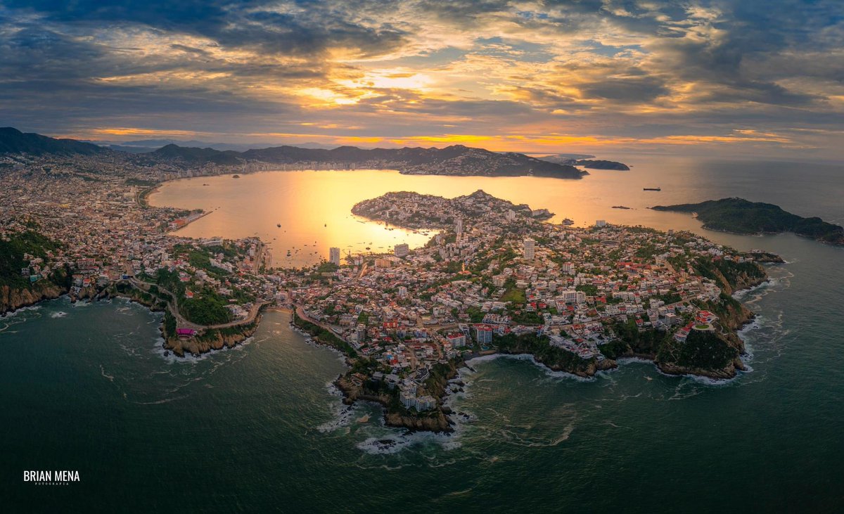 Así amaneció la bahía más bonita del mundo 😍 #Acapulco tras el paso del huracán #jhon 🌪️

📷: Anem Nairb