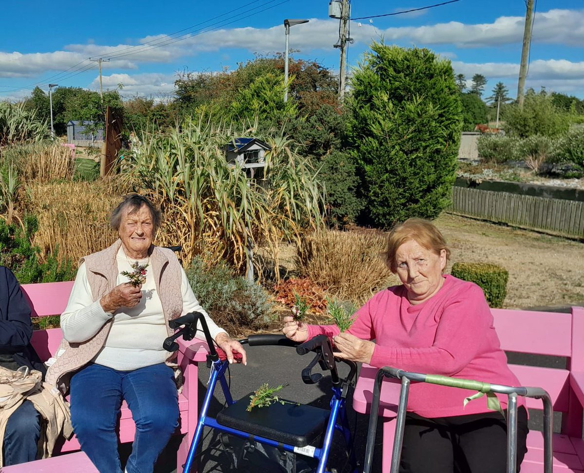 CareBright1's tweet photo. Our Yarn Social Club members made the most of the good weather we had recently ☀️
#CareBright #YarnSocialClub #YarnSocialDayClub #Bruff #Dementia https://t.co/h5U0nKxNVh