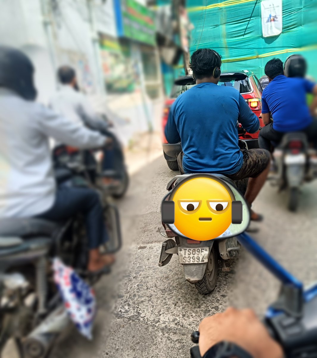 ramya5492's tweet photo. Did this guy think that a headphone is going to protect his head? 

@HYDTP  So, are people allowed to wear headphones while driving now? 🤔 #Curious 

#RecklessDriving https://t.co/nhi0LjB9KX