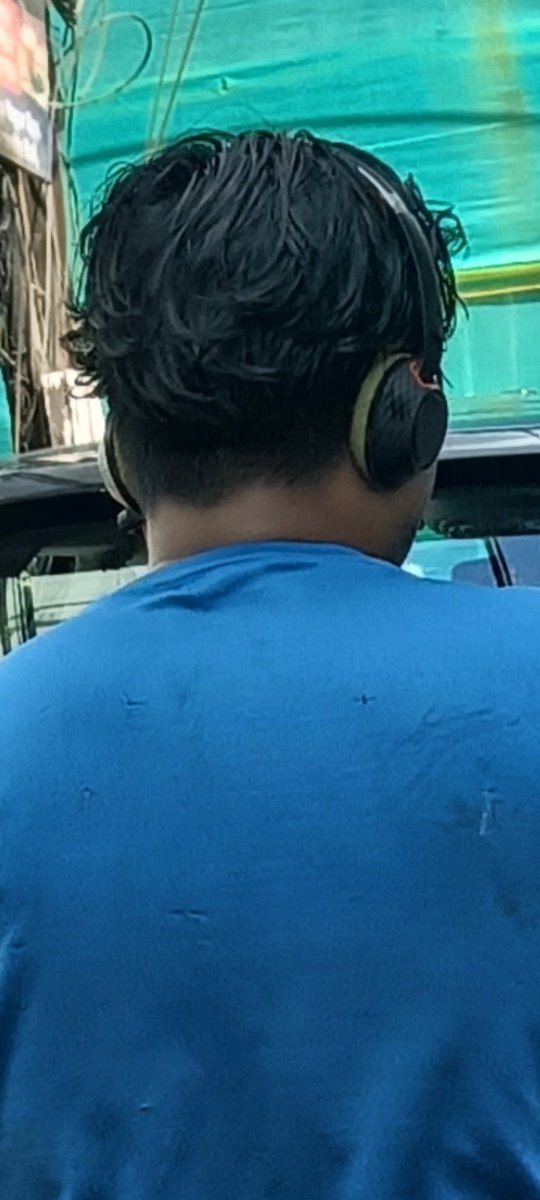 ramya5492's tweet photo. Did this guy think that a headphone is going to protect his head? 

@HYDTP  So, are people allowed to wear headphones while driving now? 🤔 #Curious 

#RecklessDriving https://t.co/nhi0LjB9KX