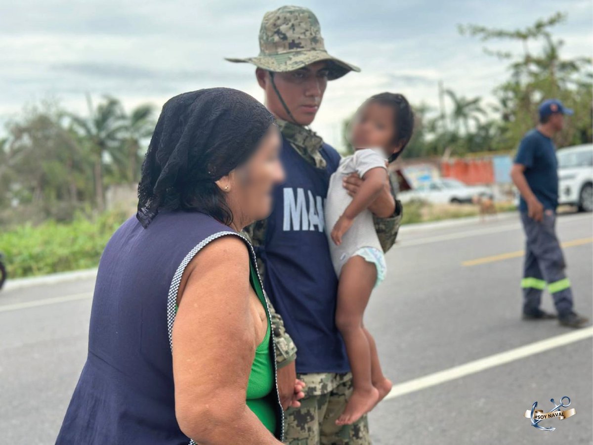 SEMAR_mx's tweet photo. #UnaMarinaCercaDeTi

Continuamos brindando apoyo a la población a través del #PlanMarina en su Fase de Auxilio, tras el paso del #HuracánJohn, en #Acapulco, Guerrero.

⚓ Enviamos 32 toneladas de insumos para comida caliente, 1,000 despensas y 8,000 litros de agua; una cocineta móvil y un vehículo thermo-king.
⚓ Evacuamos aproximadamente a 1,600 personas.
⚓ Realizamos limpieza de vialidades, levantamiento de árboles y de basura, sumando 32.5 toneladas.  

#Recuerda nuestro número de emergencia 800-MARINA-1

En este #ComunicadoDePrensa podrás encontrar mayor información: https://t.co/lAhIKyQYsa