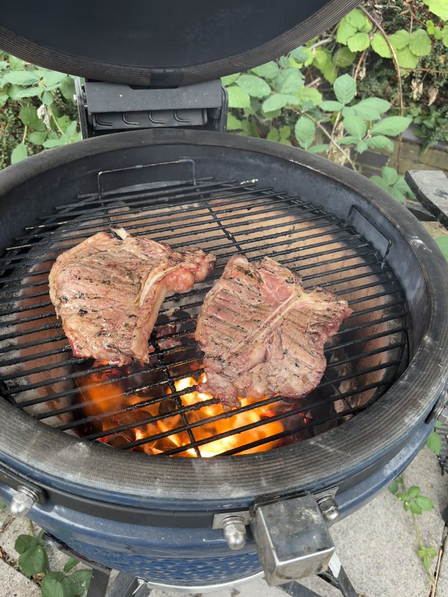 AnnaLongthorp's tweet image. It’s a #steaknight tonight 🥩 #BritishBeef 💪🇬🇧🔥
And as it’s positively autumnal a warming apple pudding #britishapples 🇬🇧🍎🍏 courtesy of @GordonRamsay 👌 served with #justjennys ice cream 🍦 #teamdairy 🐄🇬🇧#BritishFoodFortnight #BackBritishFarming #NoFarmersNoFood