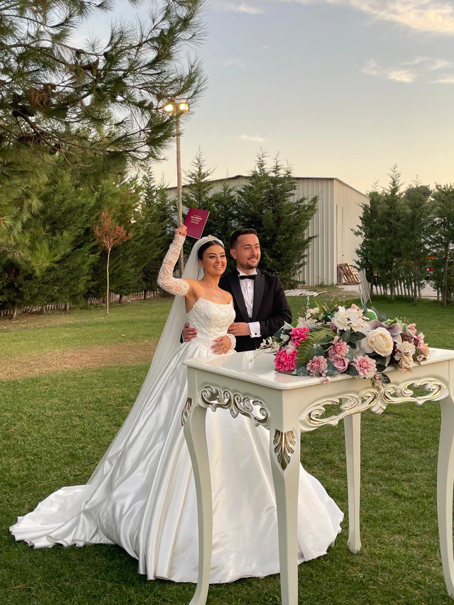 “Ve işte o büyülü günün fotoğrafları! Hayatımızın en anlamlı anlarından birini yaşarken, her şey tam da hayal ettiğimiz gibiydi. Sevdiklerimizin desteğiyle çıktığımız bu yeni yolculukta, her anın tadını çıkardık. Bu sadece bir gün değil, sonsuz mutluluğun başlangıcı. 💍❤️