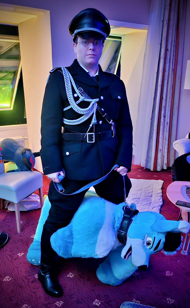 Nur durch Zucht und Ordnung kann echte Führung entstehen.

Puppy obey!

🐶 <a href="/PupTayo/">Bsky: Tayoad</a> 
📸 <a href="/naughtynax/">BigBadDragon</a>