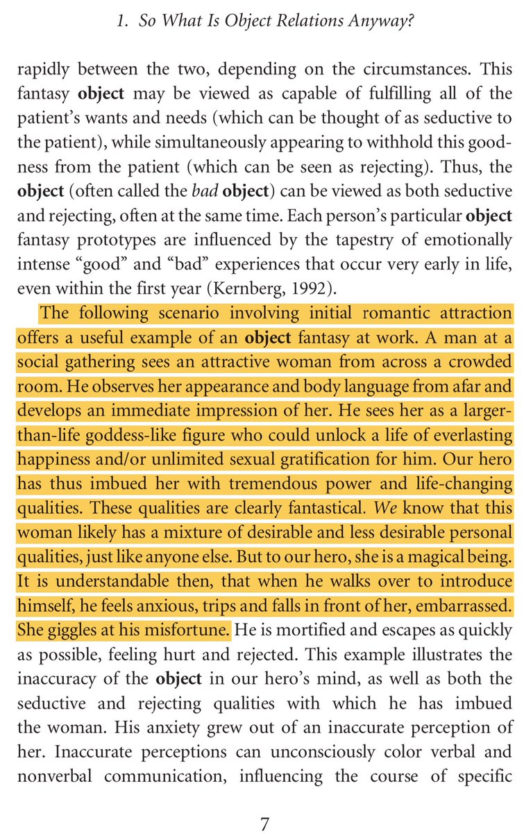 "يرى رجلاً في مناسبة اجتماعية امرأةً جذابة من مسافة بعيدة في مكاناً مُزدحماً. يلاحظ مظهرها ولغة جسدها ويكوّن انطباعاً سريعاً عنها. يراها كأمرأةً أكبر من الحياة التي يعيشها، يراها كأمرأةً فاتنة يمكن أن تفتح له أبواب السعادة الأبدية. لقد اضفى الرجل على المرأة قوة هائلة تمتلكها