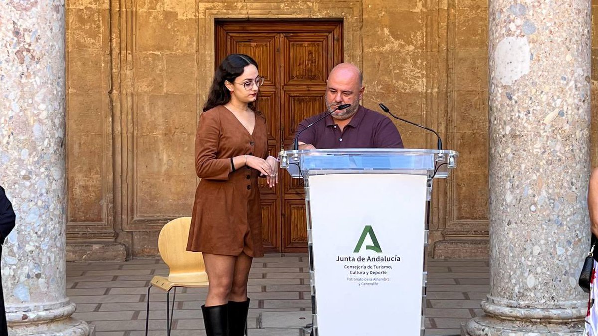 ASOGRA_'s tweet photo. Ponemos el broche de oro a esta #SemanaInternacional de las #PersonasSordas 2024, en el majestuoso Palacio de Carlos V, con un agradecimiento especial al director de @patalhambra, Rodrigo Ruiz por su generosidad al cedernos este espacio, acompañándonos en este grato día y haciendo de la @alhambracultura un espacio más inclusivo.
Valoramos también la asistencia de @Matilde_OrtizAr Delegada de @JuntaGranada, @ArrabalAmpar Concejala de @aytogr y @MonicaGrx del grupo @vox_granada, por su presencia en la lectura de manifiesto y el apoyo en nuestras reivindicaciones.
Sin olvidarnos del cantaor @IvanCentenillo , por esa granaína desde el corazón dedicada a las personas sordas de @ASOGRA_ que nos ha emocionado.
Una semana especial para la #Comunidad Sorda que ya finaliza , pero nuestra lucha continúa, trabajando por una #Granada #accesible en #LSE.
LENGUAS DE SIGNOS POR DERECHO. SÚMATE!! @WFDeaf_org @CNSEinfo