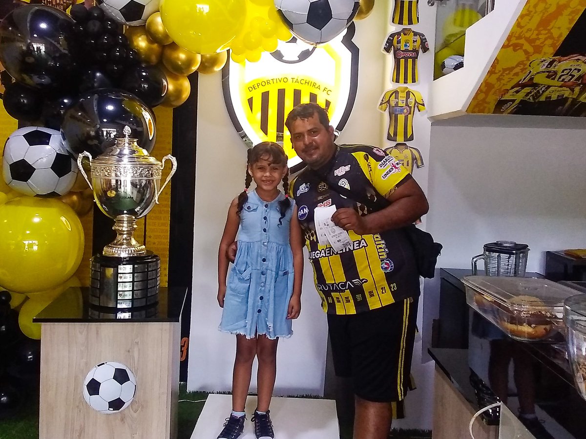 DvoTachira's tweet photo. 🤩 Nuestra hinchada, nuestro pueblo, adquiriendo su entrada para el PARTIDAZO del próximo domingo en el Templo 🤜🤛

⌛️ Recuerda que hoy, a las 6pm, culmina la PREVENTA del 50% de descuento, tanto en la Tienda Aurinegra como en #B9ticketing ¡APRESÚRATE! 🏃‍♂️

#VamosTáchira 💛🖤 https://t.co/UgV0bVFqVj