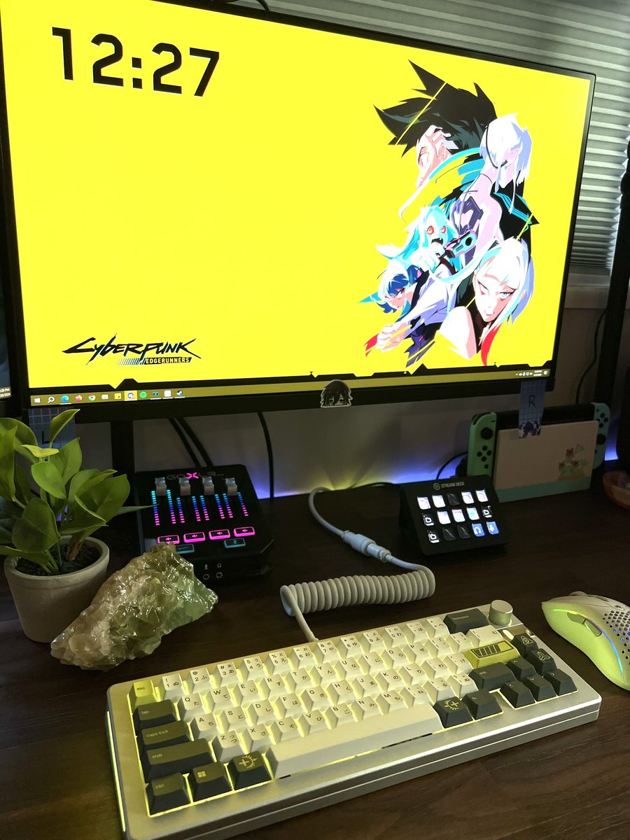 Graeluxe's tweet photo. ⚡️ GPBT Voltage Keycaps ⚡️ are electrifying, limited edition, and STILL available from @Glorious !

Anything that matches the cyberpunk aesthetic is always an automatic yes from me 🥹 (iykyk)

Get yours today with code GRAE ➡️ https://t.co/WPmjLRoKvC 

#IAmGlorious https://t.co/OrQSuHSTPt