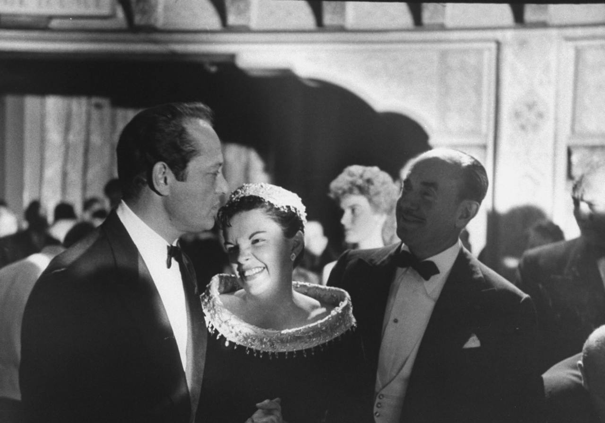 TheJudyRoom's tweet photo. September 29, 1954: The gala post-premiere party for "A Star Is Born" at the Cocoanut Grove.
Check out The Judy Room's Spotlight on "A Star Is Born" at https://t.co/1NR139LYxb
#judygarland #astarisborn #cocoanutgrove #thejudyroom https://t.co/O8TG2aSh0B