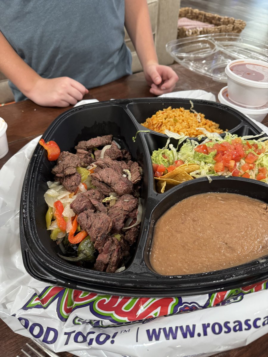 dooleydooley's tweet photo. @iluvrosas really!!!  This is $50 worth of food?? https://t.co/vEYzXH4ICw