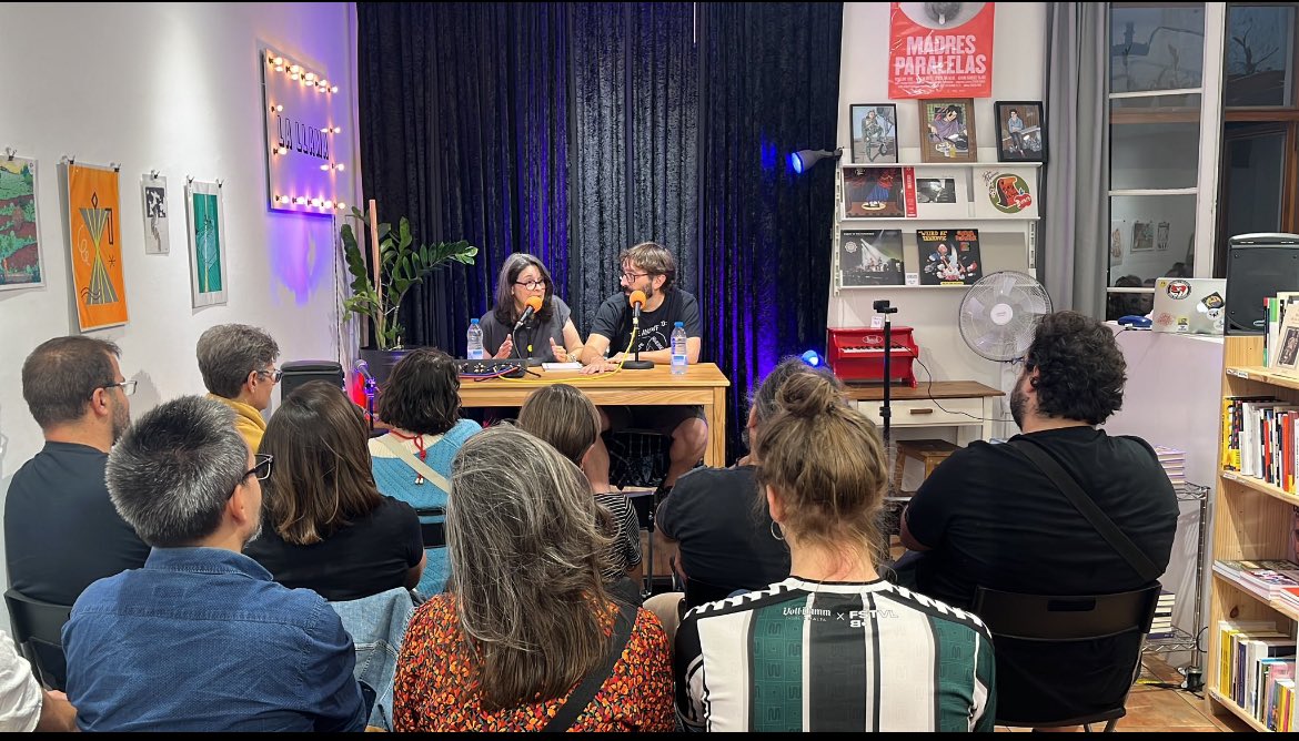 Un placer asistir a la charla de <a href="/SusanaVallejoCh/">Susana Vallejo</a> y @sergiviciana en <a href="/Lallamastore/">La Llama Store</a>.

La importancia del tema, el worldbuilding, la elección del narrador, el peligro de escribir infodump y muchos tips de escritura!

Puedes verla aquí:
m.youtube.com/watch?v=nci6sy…

<a href="/PhantasticaS/">Phantastica.com</a>