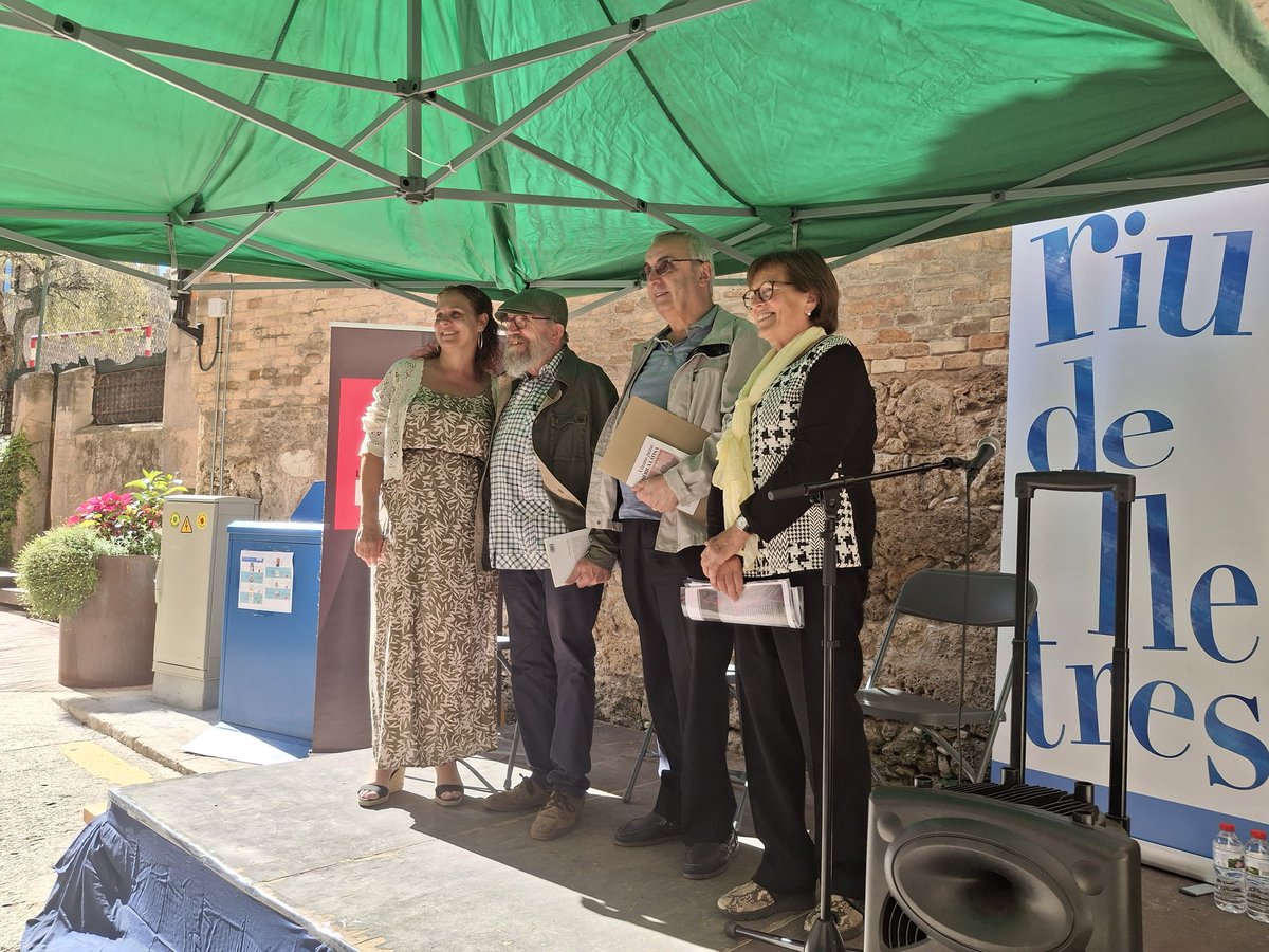 joboipla's tweet photo. Agraeixo molt sincerament al Voluntariat de Lectura en Veu Alta, EVA, per la seva extraordinaria lectura dels meus poemes a St Pere de Riudebitlles en el marc del Riudelletres, el 15 de setembre passat. https://t.co/2sg7tyFFRc