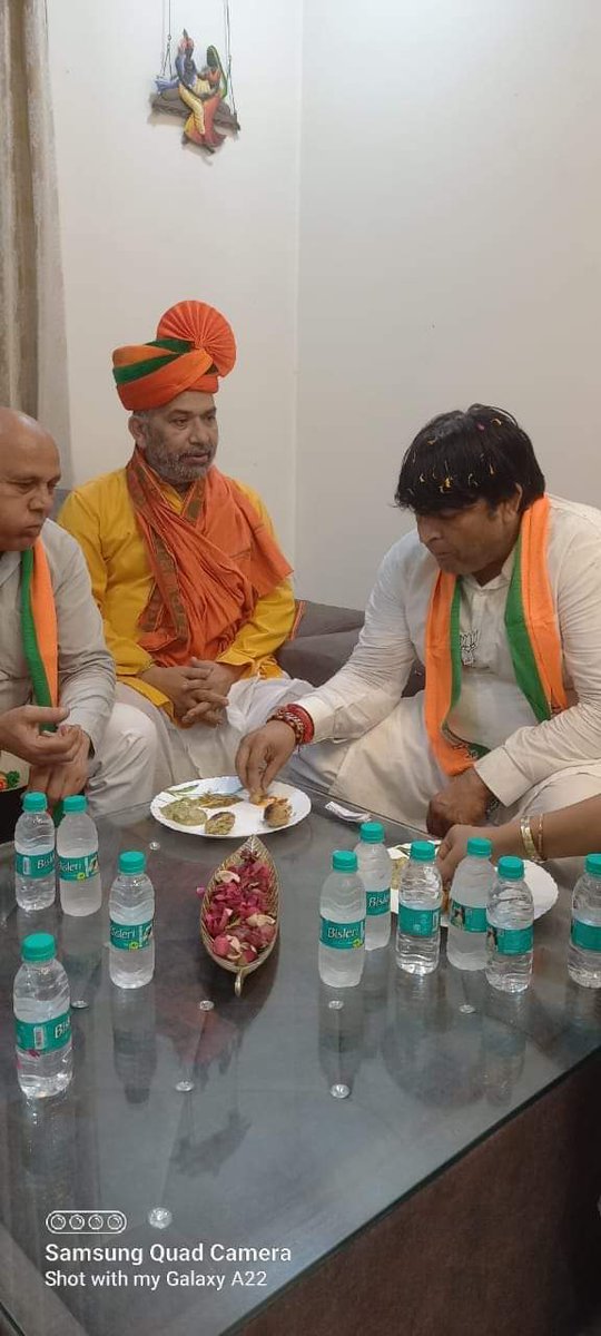 gopaljha_bjp's tweet photo. गुरुग्राम विधानसभा प्रत्याशी हमारे दो दशक पुराने परिचित भाई मुकेश शर्मा जी पूर्वांचल के मशहूर भोजन लिट्टी चोखा का आनंद लेते हुए https://t.co/CoVyAAyQHR