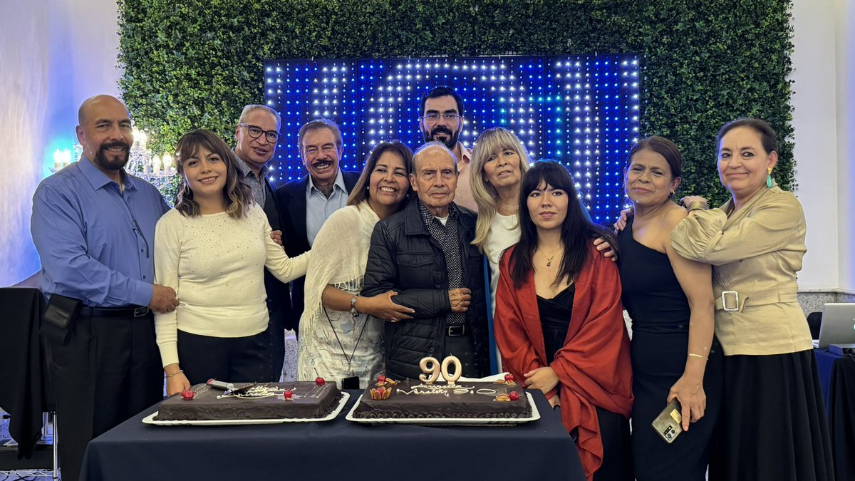 90 años se dicen fácil !!!!!!! Felicidades mi General y maestro por estos años de felicidad y trabajo y un gusto tener a estos 2 maestro