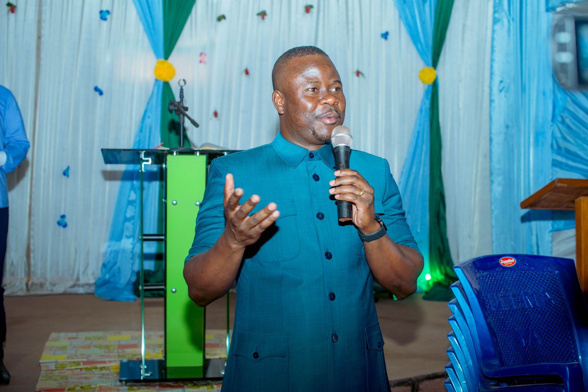 L'honorable Cyril KIMPU AWEL, élu de la ville de Kalemie a fait un don d'une centaine des chaises plastiques à l'église pentecôtiste Salem, Station de 4 coins
